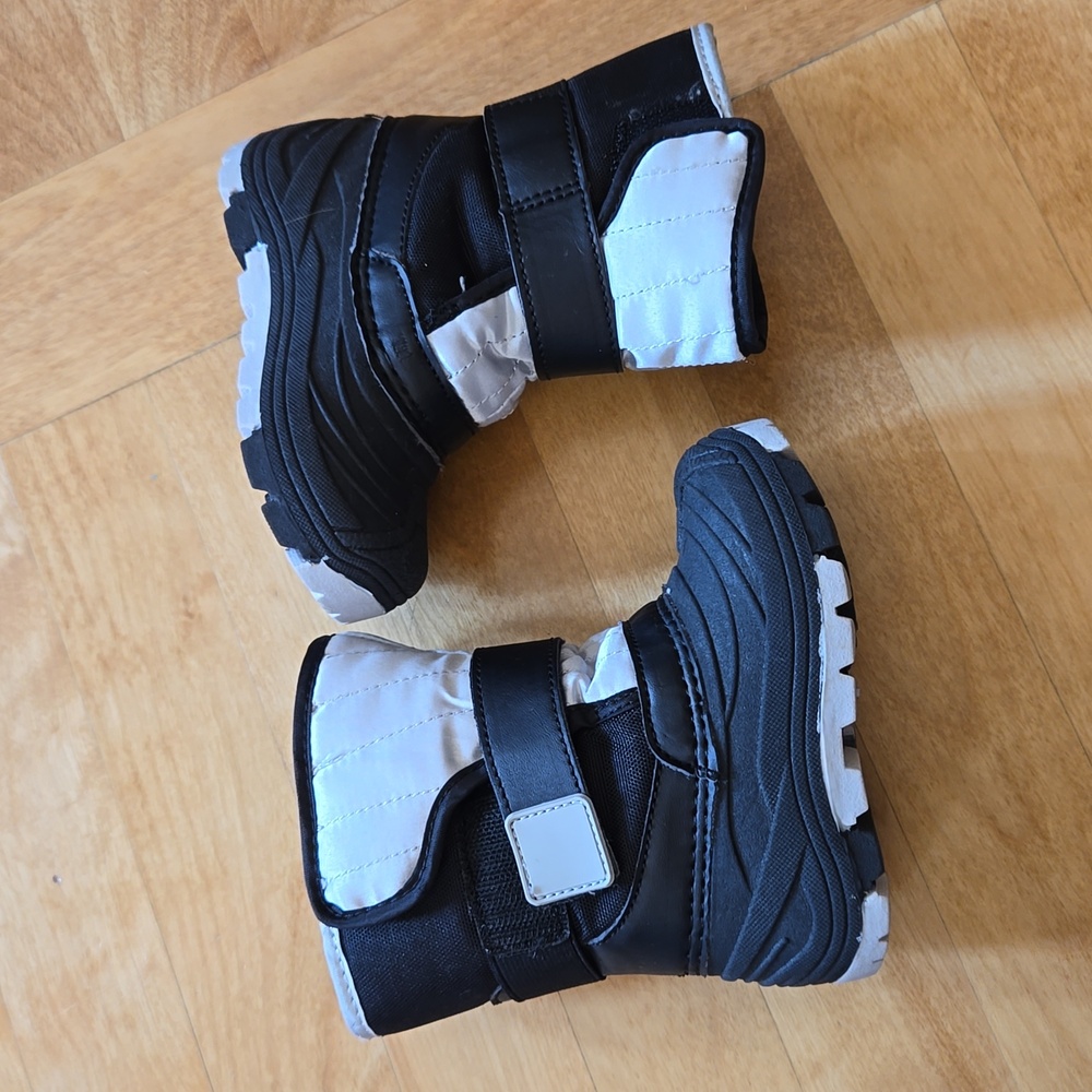 Falls creek Kids size 5 winter boots